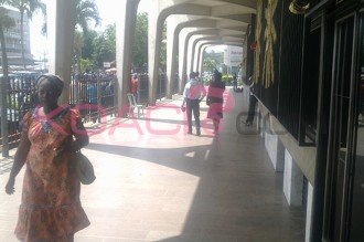 Côte d'Ivoire : Deux individus armés braquent une femme à  la sortie d'une banque d'Abidjan